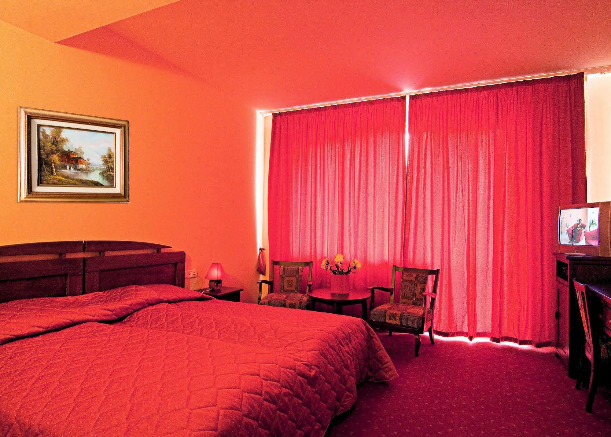 Hotel Floris Cheia  Exterior photo